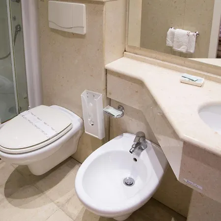 Oda ve Kahvaltı Acropoli 3*