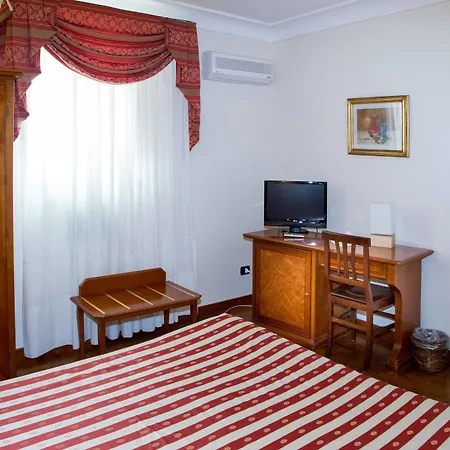 Oda ve Kahvaltı Acropoli 3*